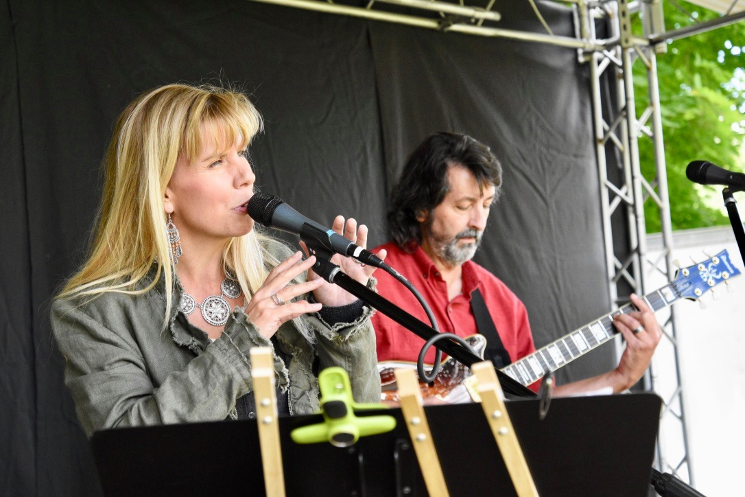 Photo/courtesy Arts! Ashland Alliance Performing together since 2007, Lori Diamond and Fred Abatelli appear at Ashland’s Dragonfly Festival. 