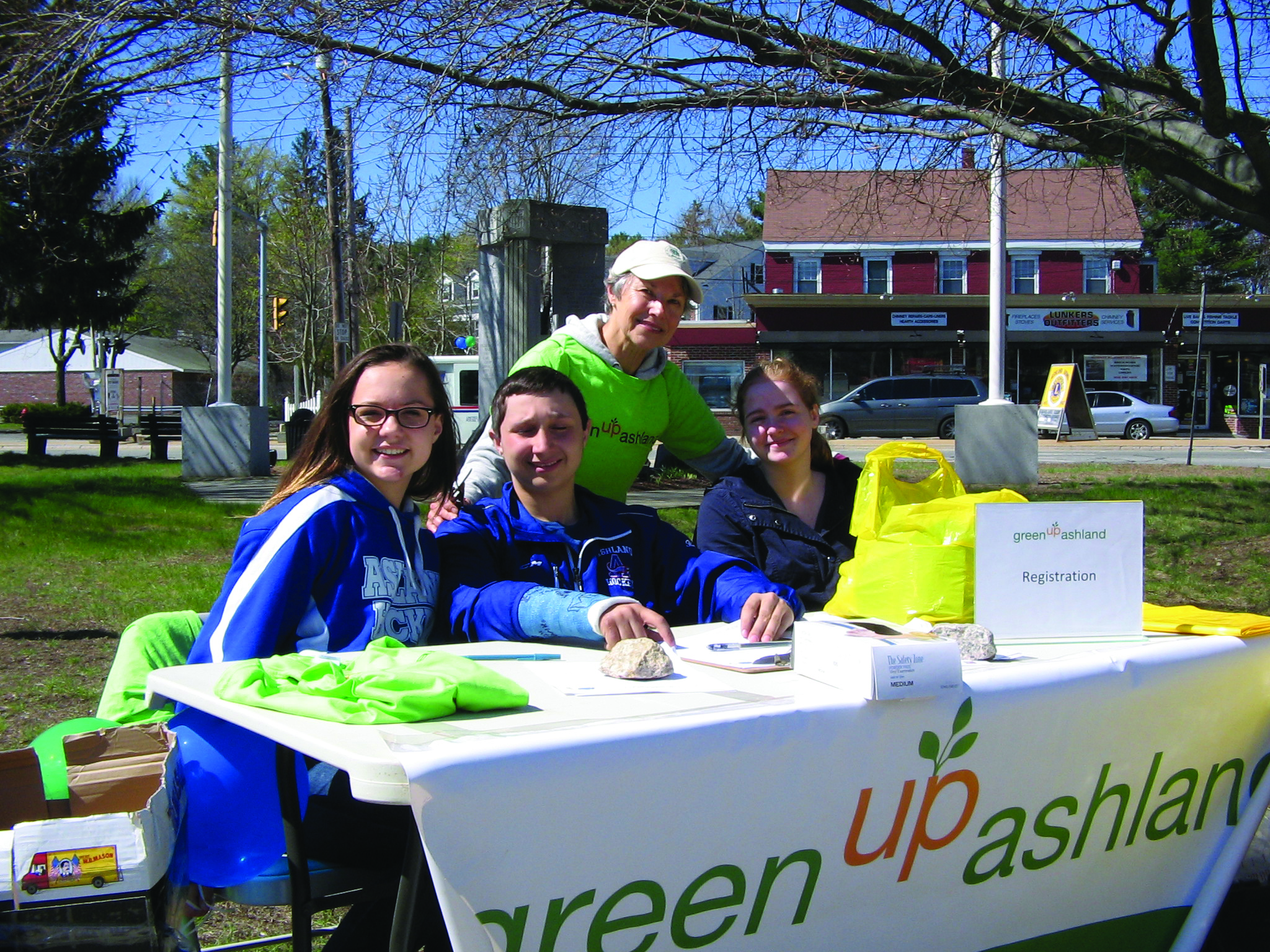 Ashland residents, including students and families, work together on Ashland’s Earth Day to clean up the town. (Photo/Cynthia Whitty)